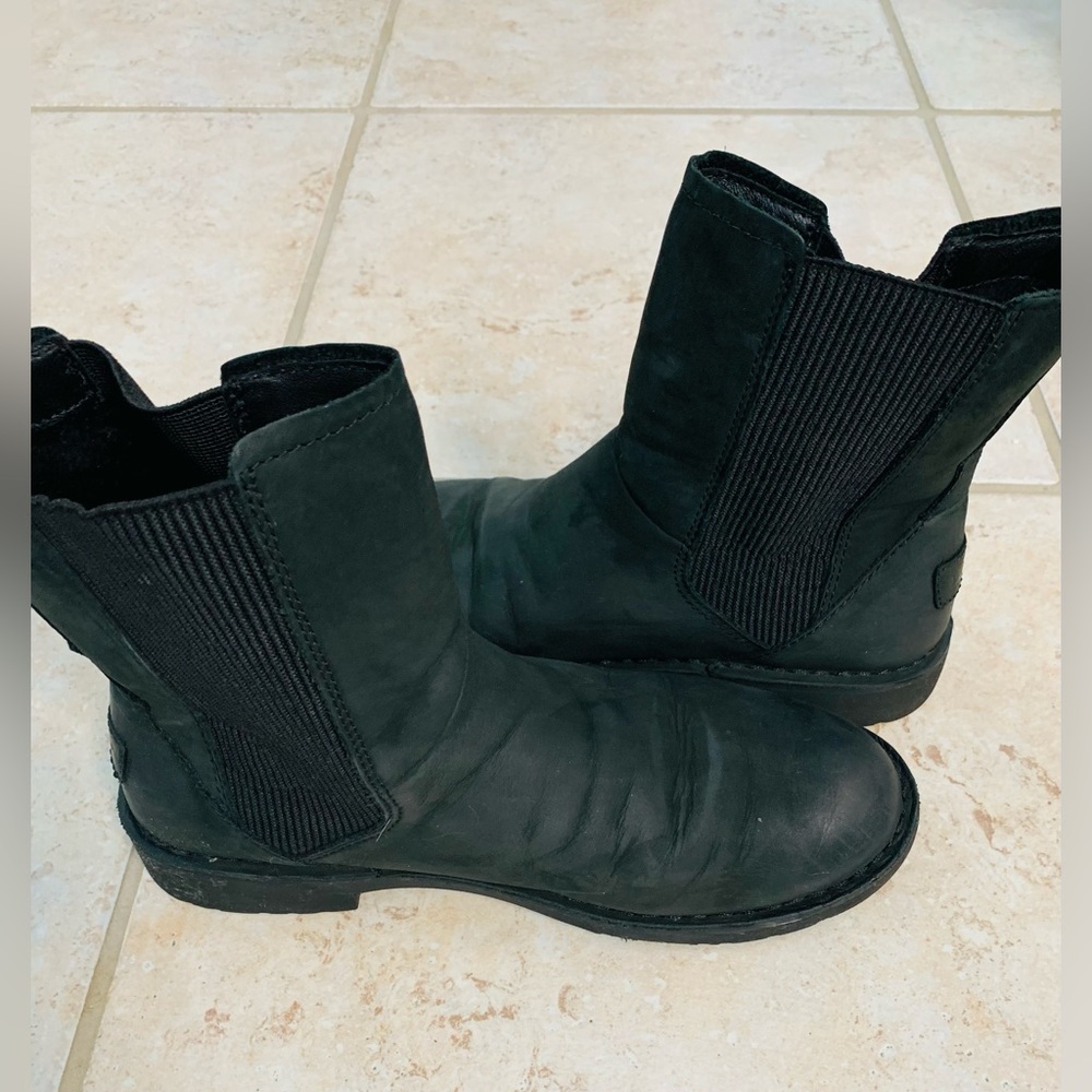 Good condition soft leather Uggs boots